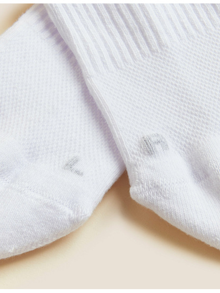 Marks & Spencer Sada pěti párů dámských sportovních ponožek v bílé barvě Marks & Spencer Trainer Liners™