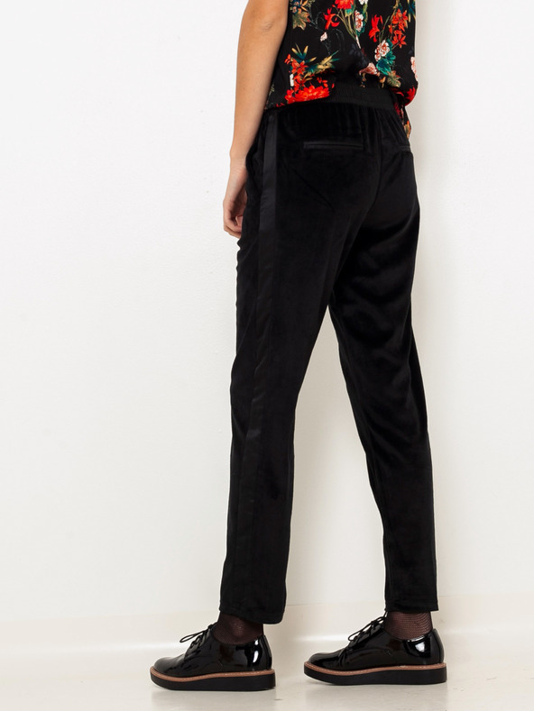 CAMAIEU Černé sametové kalhoty s lampasem CAMAIEU