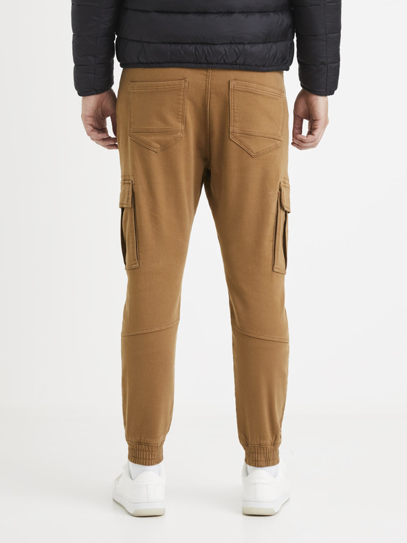Celio Hnědé pánské kalhoty s kapsami Celio Vokit
