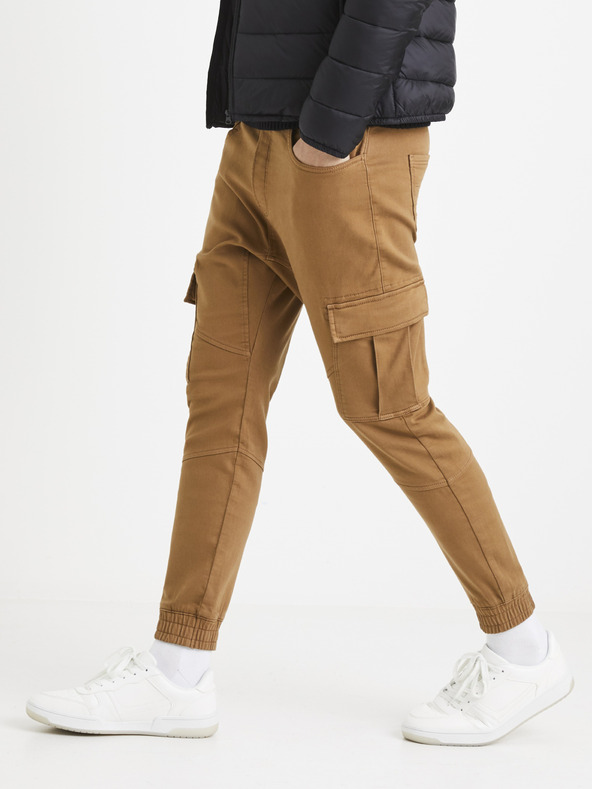Celio Hnědé pánské kalhoty s kapsami Celio Vokit