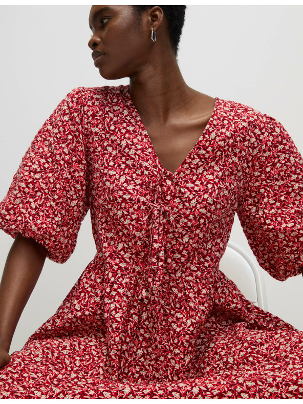 Marks & Spencer Květované midi šaty s výstřihem do V a zvýrazněným pasem, s vysokým podílem bavlny Marks & Spencer červená
