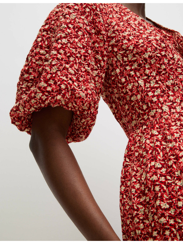 Marks & Spencer Květované midi šaty s výstřihem do V a zvýrazněným pasem, s vysokým podílem bavlny Marks & Spencer červená