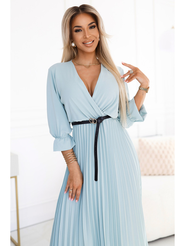 numoco Plisované maxi šaty s výstřihem, páskem a 3/4 rukávy - Pastelová šalvěj