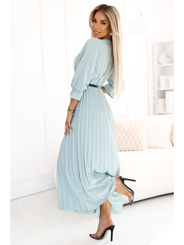 numoco Plisované maxi šaty s výstřihem, páskem a 3/4 rukávy - Pastelová šalvěj
