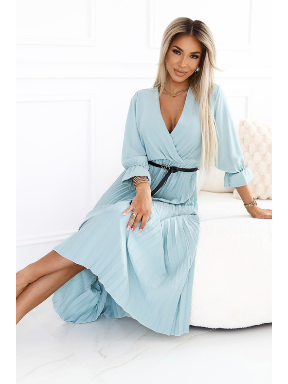 numoco Plisované maxi šaty s výstřihem, páskem a 3/4 rukávy - Pastelová šalvěj