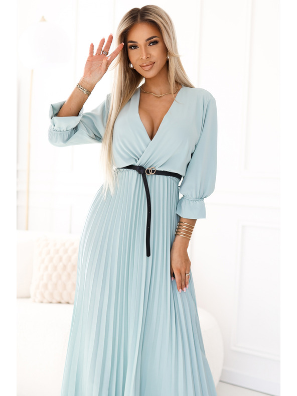 numoco Plisované maxi šaty s výstřihem, páskem a 3/4 rukávy - Pastelová šalvěj