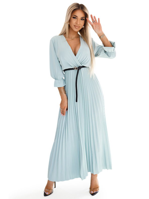 numoco Plisované maxi šaty s výstřihem, páskem a 3/4 rukávy - Pastelová šalvěj