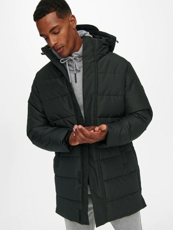 ONLY & SONS Černý pánský prošívaný zimní kabát ONLY & SONS Carl