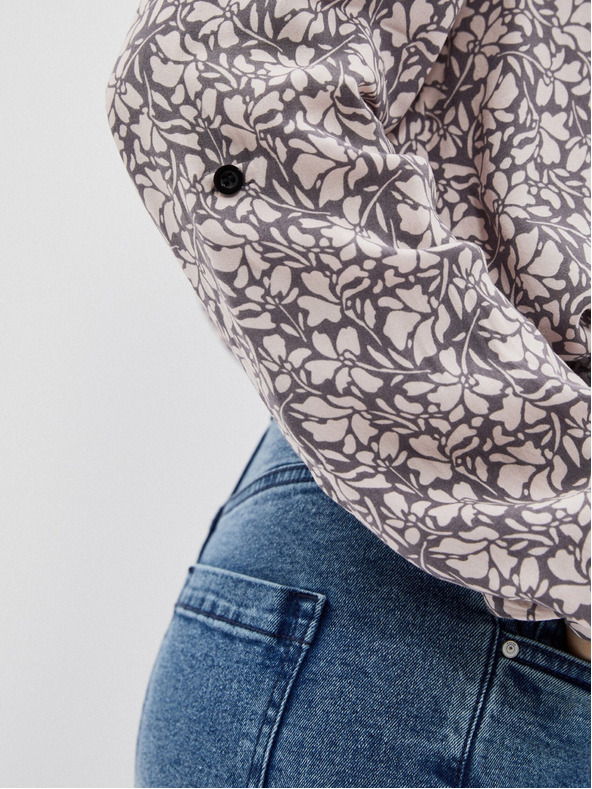 Moodo Bílo-šedá dámská vzorovaná košile Moodo