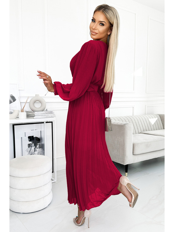 numoco 414-9 KLARA řasené šaty s páskem a výstřihem - Vínová barva