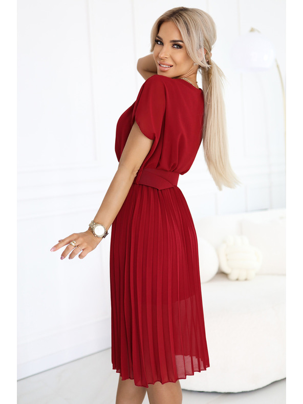 numoco 465-5 MIA Plisované šifonové midi šaty s širokým páskem - vínové