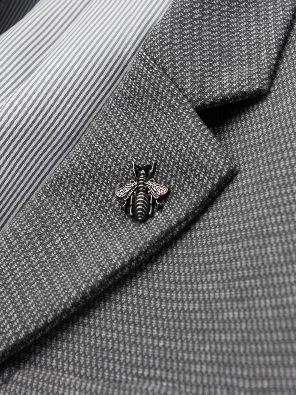 Ombre Clothing Ozdobný kovový včelí špendlík šedá Ombre Clothing